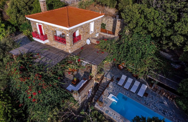 Villa de lujo con piscina privada y magníficas vistas al mar.