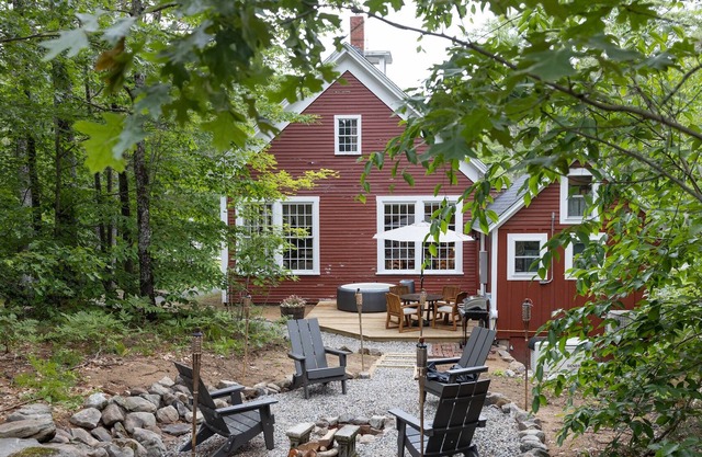 Luxuriously Curated 1866 Schoolhouse / Pets OK / Lake Front / Hot Tub