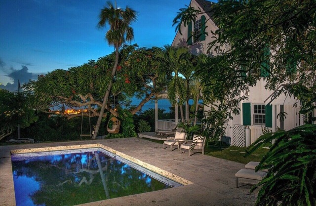 Finca histórica de lujo restaurada con vistas al puerto y al océano