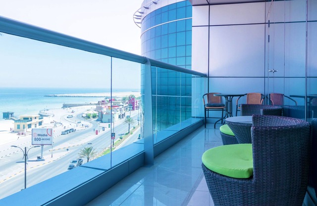 Lujoso apartamento de 1 dormitorio en la playa con vista completa al mar