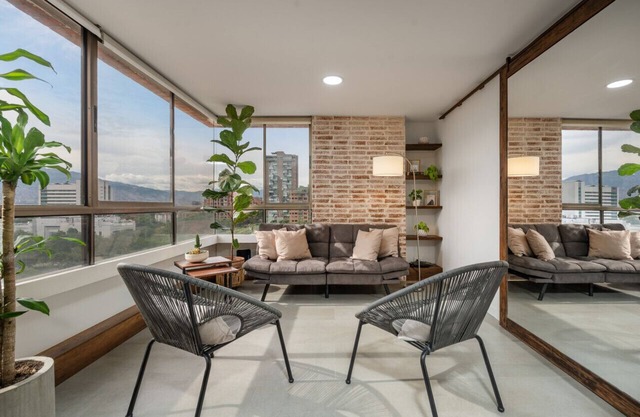 Alcazar Oviedo 502 · Luxury 1BR Apartment near Oviedo with AC