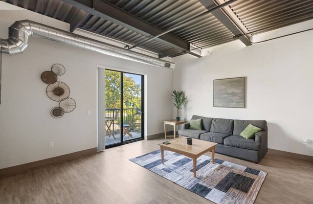 Luxury 1br Condo Downtown with Balcony - 201