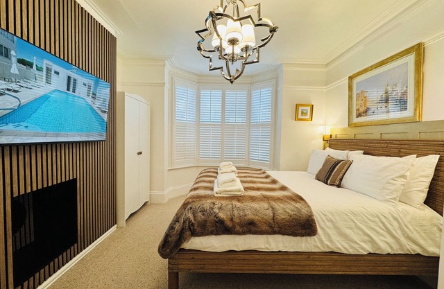Luxury 2 Bedroom Designer Flat with Private Garden