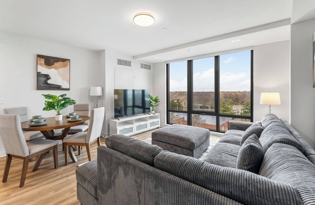 Luxury 2bd/2ba near Harvard 6893