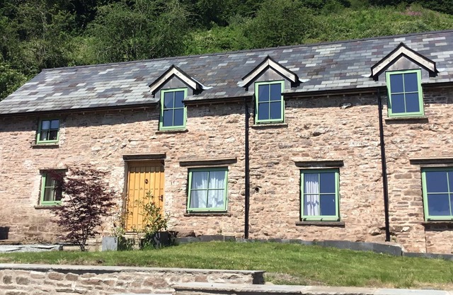 Hermosa restaurada casa galesa de 400 años con bañera de hidromasaje de leña