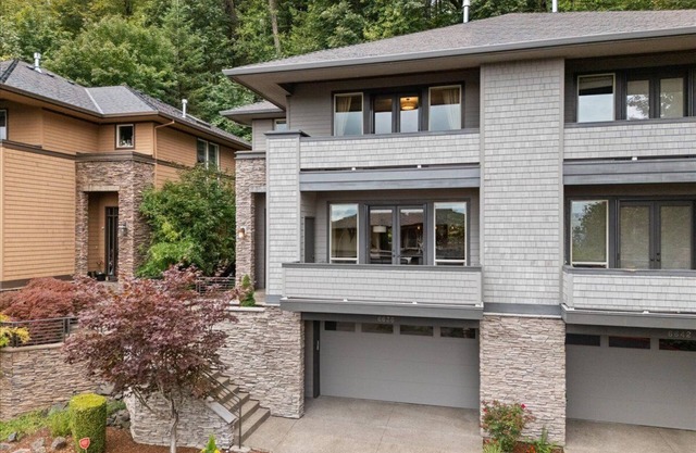 LUXURY 3-bedroom townhome with office / WiFi, AC in fabulous Portland