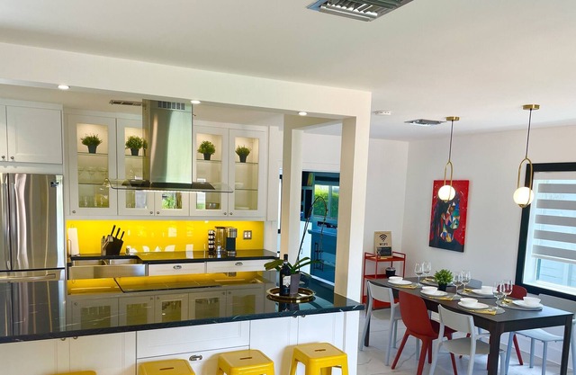 Luxury 3-Beds Modern Villa Minutes from the Ocean