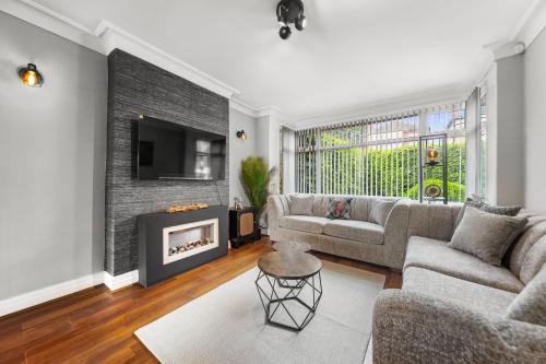 Luxury 3-BR Home-Driveway, Sky-TV-Fast WiFi
