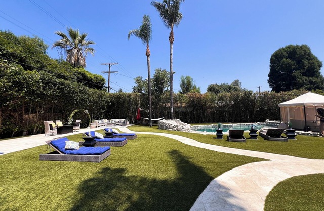Luxury 4 BD w/ Pool, Jacuzzi, W/D