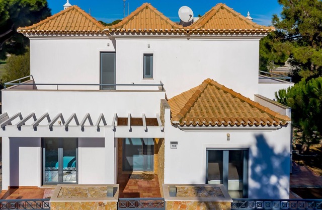 Villa de lujo de 4 dormitorios y 4 baños, con piscina privada, a 600 metros de la playa - 41652 / AL