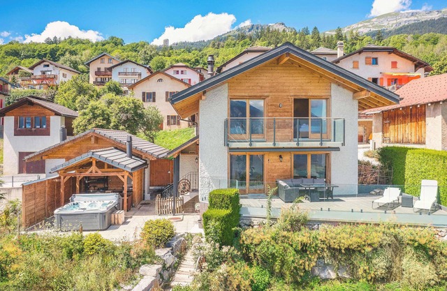 4 BDR Chalet w/outdoor Hot Tub & Game Room