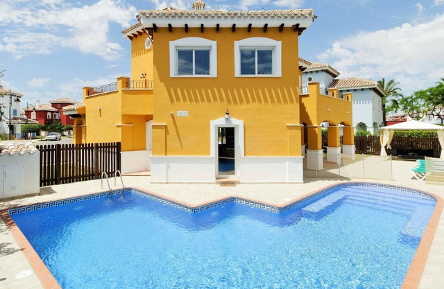 Villa de lujo de 4 dormitorios, gran piscina climatizada, jacuzzi integrado
