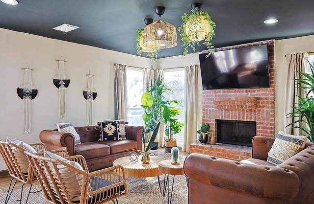 Luxury 5BR Getaway w/ Pool, Hot Tub & Cinema