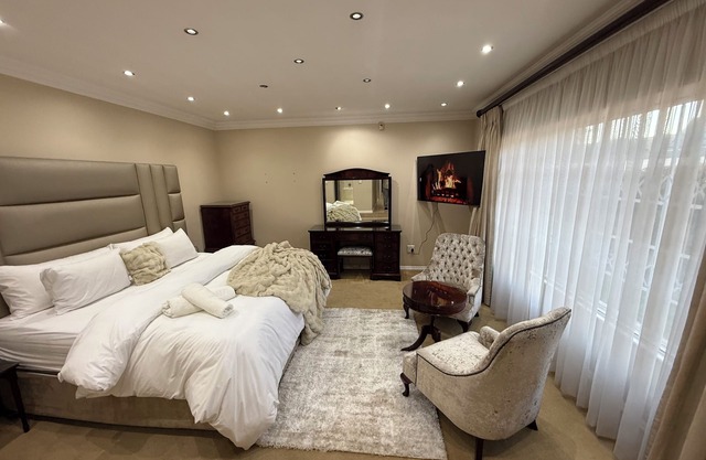 Luxury 5BR Home w/ Pool Full Kitchen Generator Perfect for Getaways/Group Stays