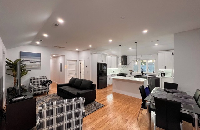 Luxury and Modern Apt near Mall/ Hospital