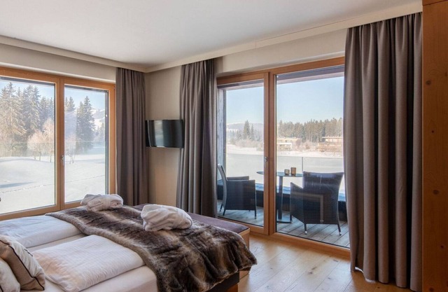 Luxury Apartment, large SPA + pool, at the golf course, PURE Resort Westendorf