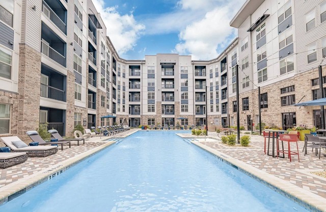 Luxury Apartment - Pool, Restaurants & Shopping