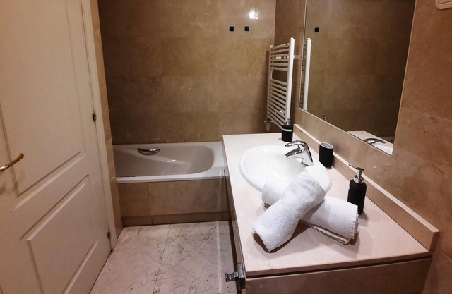 APARTAMENTO DE LUJO CON SAUNA Y GIMNASIO