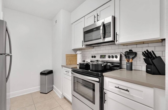 Luxury apt 2 blocks from bayshore with pool / Gym