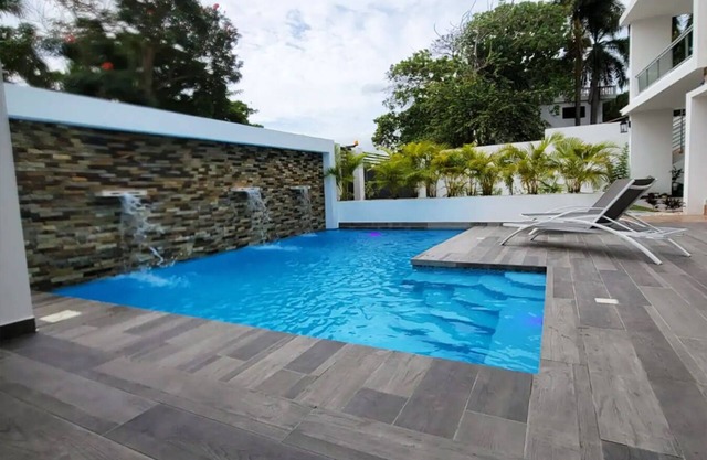 Luxury Apt w/ Pool 5-min Walk to Beach & Ocean World
