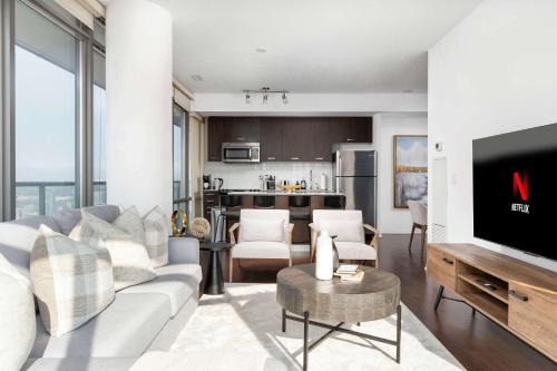 Luxury Bay Street Condo w Patio Sleeps 8
