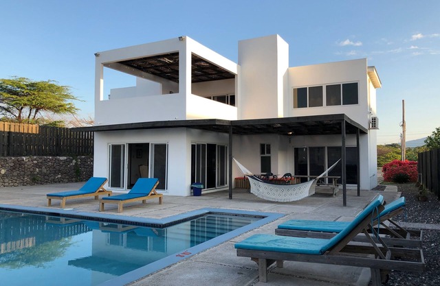 Villa de lujo frente a la playa con piscina privada y chef personal incluido.