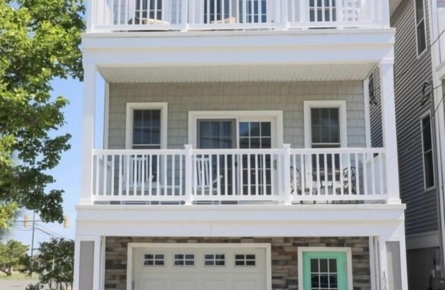 Luxury Beach House Walking Distance to Ocean-4 Bedrooms & Den