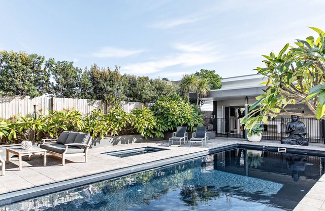 Sundara Beach House: vista al mar, spa climatizado y sala de juegos / cubículo / aire acondicionado