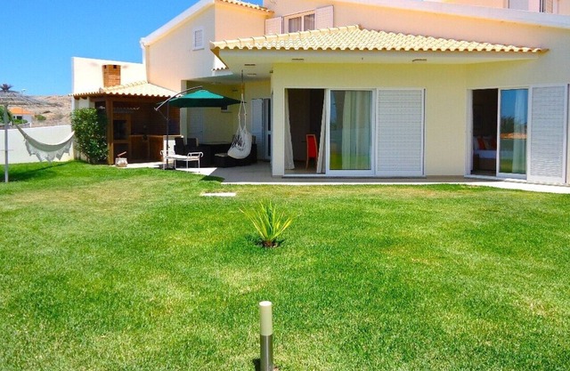 Lujosa casa de playa junto al mar con jardín y vistas al mar en Porto Santo