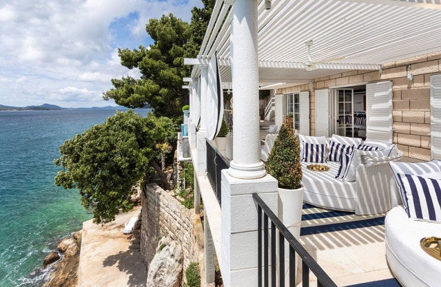 Villa Dubrovnik Sea Diamant de lujo (7 +2) frente al mar con piscina privada y deck en la playa junto al mar – Dubrovnik.