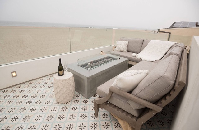 Casa en la playa frente al mar-COMPLETAMENTE REMODELADA & bellamente decorada *** VERANO ABIERTO ***