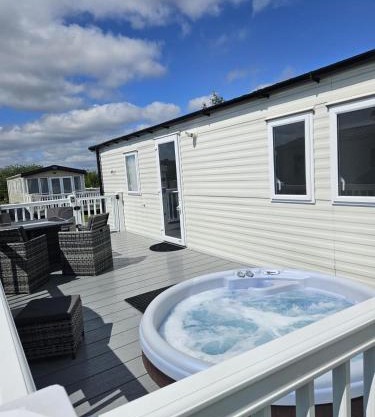 Luxury Caravan 3 Bedroom 8 berth With Hot-tub guests 6 and above require a bond