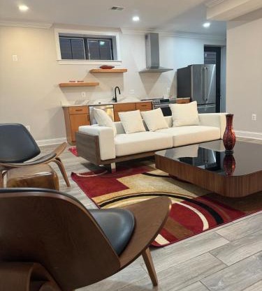 Luxury City 2bed 2bath Apt Sleeps 6 walk to Metro