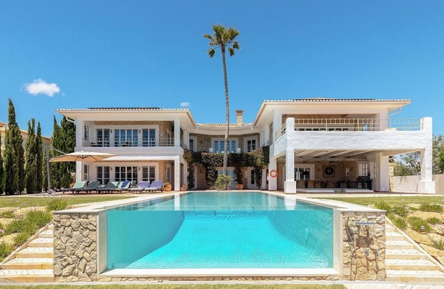 Villa de Lujo en lo Alto de un Acantilado con Vista al Mar y Piscina