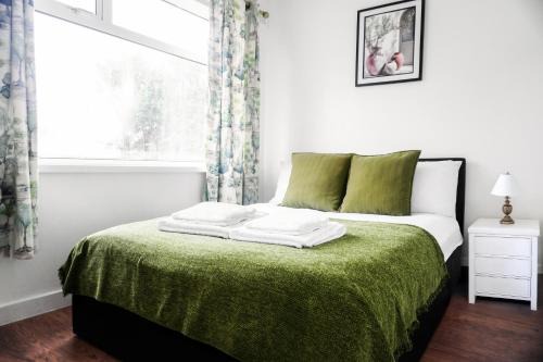 Luxury & comfy 3BD Home, For Family and Groups, Nr Coop Live & Etihad, Free Parking