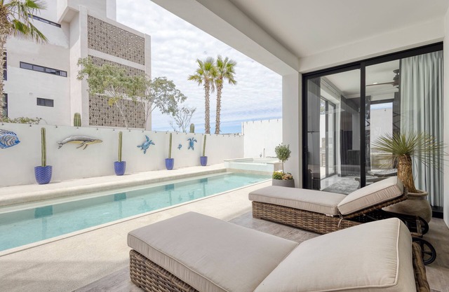 Luxury Condo in Vista Del Arco w/ Pool & Jacuzzi