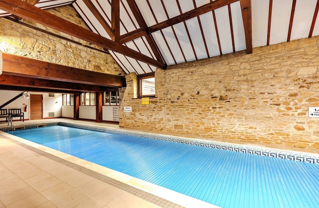 Casa de lujo con piscina y tenis, Sin depósito
