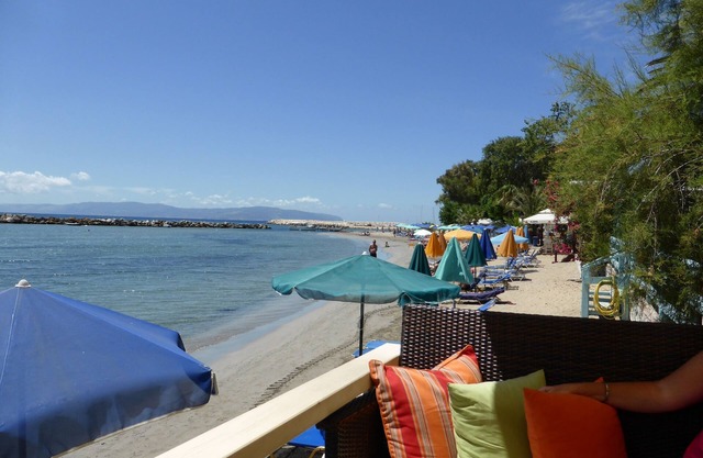 Villa dentro de la propia finca. Gran piscina, jardines por encima de la playa de las tortugas de Kaminia
