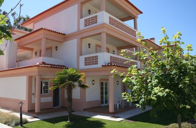 Lujo apartamento en planta baja w / jardín en Praia del Rey Sólo a partir de € 600 a la semana