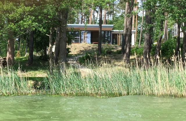 Casa de vacaciones de lujo justo en el lago, confort natural en un estilo moderno