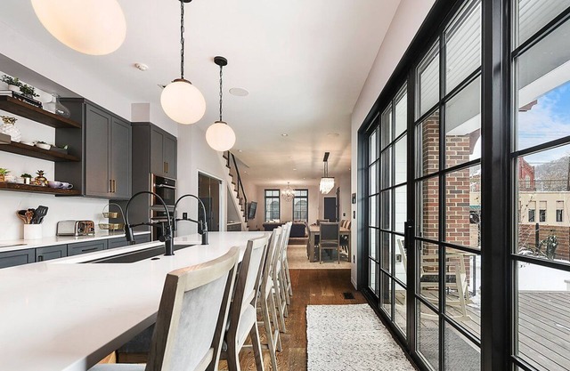 Luxury Home ★ Amazing Yard ★ Firepit ★ 2 Rooftop Decks