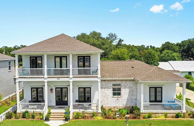 Luxury Home / Beach Views & Pool / EV Charger