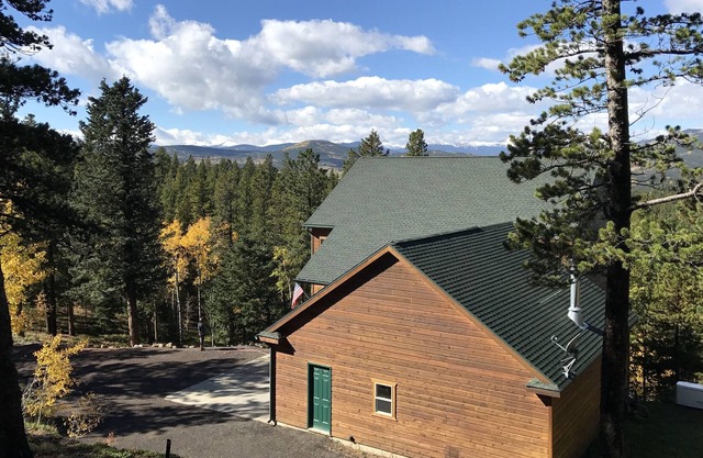 Modern Rustic Coyote Cottage tucked into the mountainside, views of the Rockies!