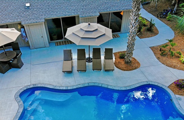 Luxury Home 5-Bed Home w Private Pool-house, Short walk to Beach