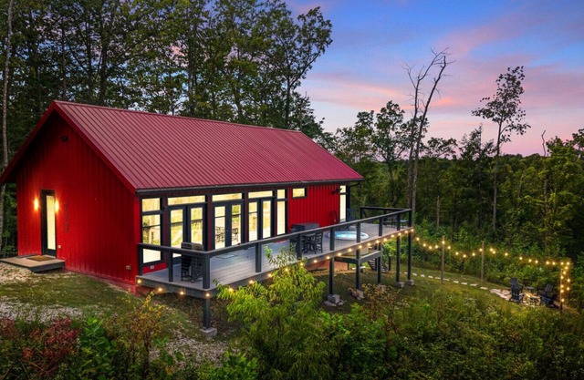 Hot-Tub/WiFi /Secluded - A Red River Barnhouse