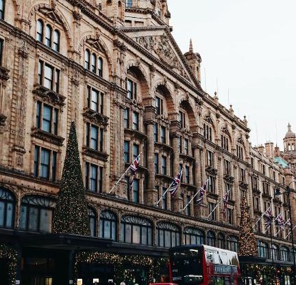 Luxury Knightsbridge apartment outside Harrods