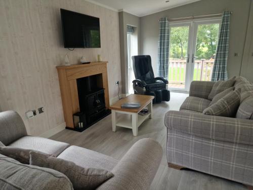 Luxury Lodge - Sleeps 4 hot tub & parking