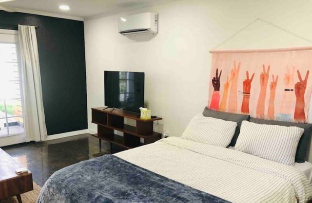 Luxury Modern Studio | UOP & The Miracle Mile