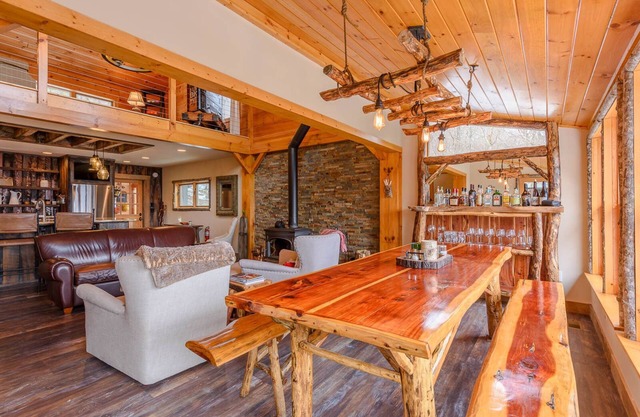 Cabina de montaña de lujo con vistas, estufa de leña, fogón, cocina de lujo, cerca de esquí