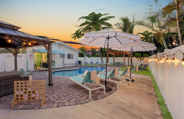Luxury Oasis W/ Htd Pool ~ 10min to Beach, Game Room & Fire Pit